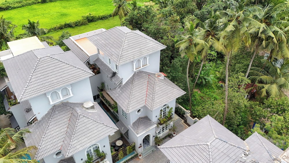 Esh Cottages Birch Hillside 4 BHK Hideaway With Lush Garden Common Pool & Gaming Zone