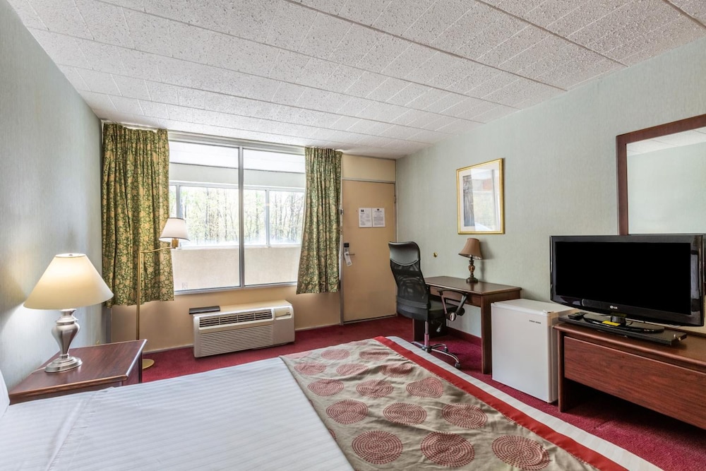 Red Carpet Inn Hazleton - photo 18