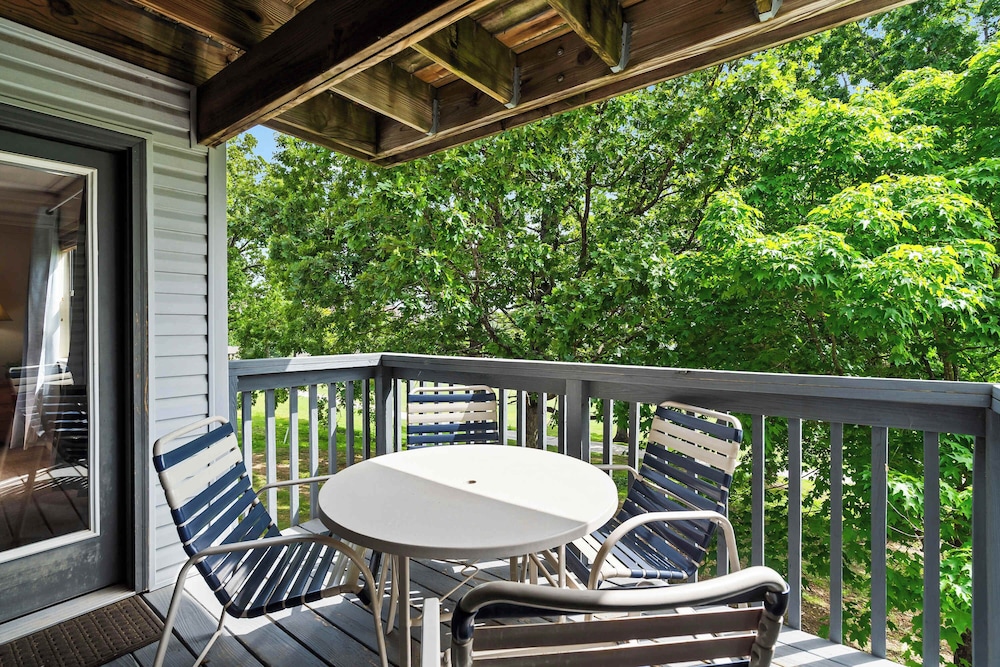 Ron's Retreat Stay for 6 With Resort Amenities — 4-Star Luxury Hotel in Branson, United States