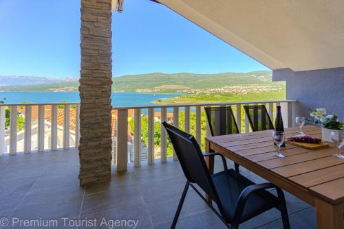 Panoramic Forest Retreat with Pool and Seaview — 4-Star Luxury Hotel in Gornji Karin, Croatia