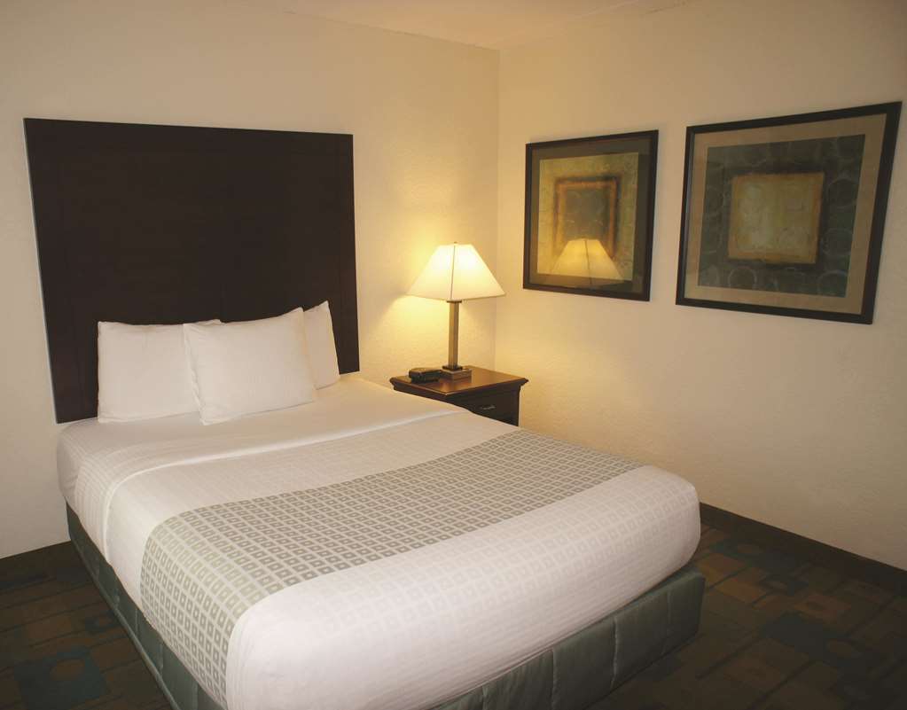 La Quinta Inn & Suites by Wyndham Boston Somerville - photo 16