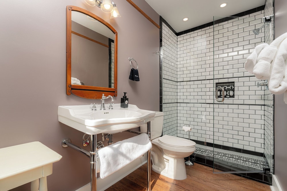 The NuWray Hotel & Carriage House - photo 62
