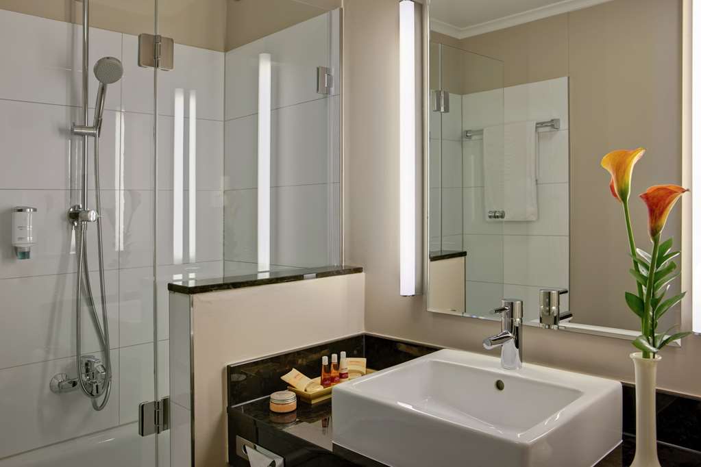 Steigenberger Hotel Dortmund, Germany - Junior Suite bathroom