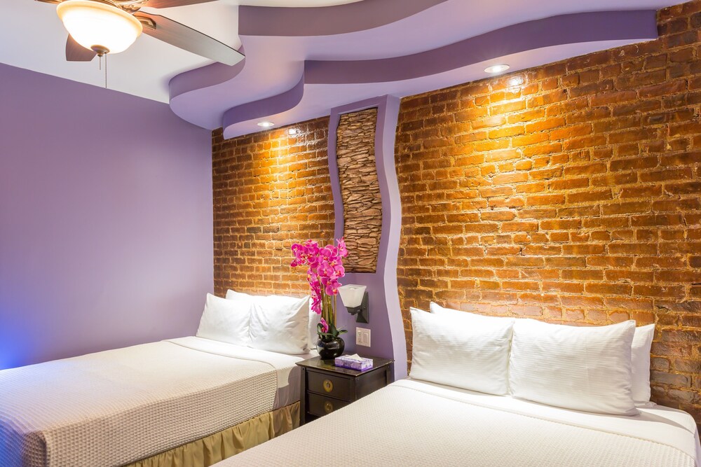 The Broadway Hotel and Hostel - photo 19