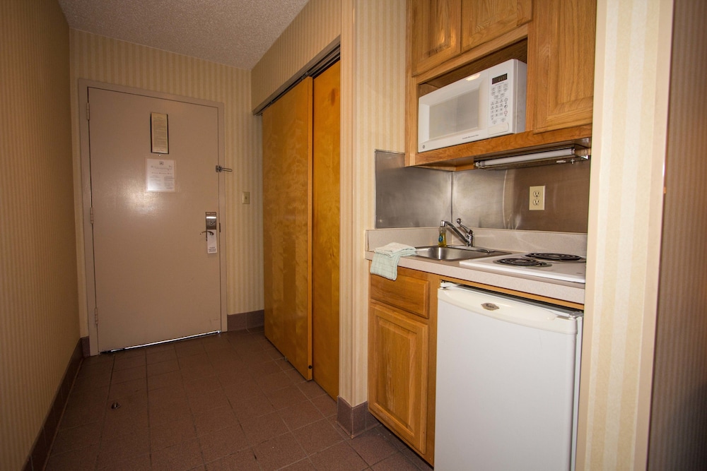 Red Roof Inn & Suites Newport News - photo 7