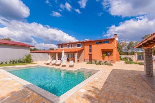 Villa Noina Arka a charming villa with a pool surrounded by nature — 4-Star Luxury Hotel in Marcana, Croatia