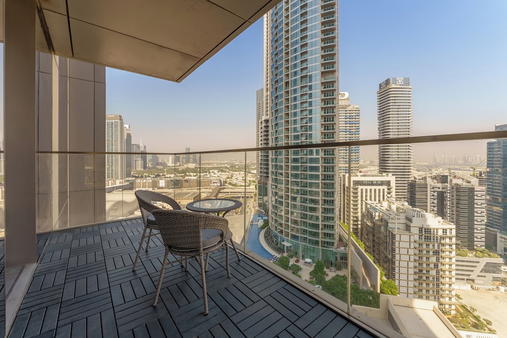 Maison Privee Inviting Apt with Fabulous Dubai Canal & Skyline Vws — 4-Star Luxury Hotel in Dubai, United Arab Emirates
