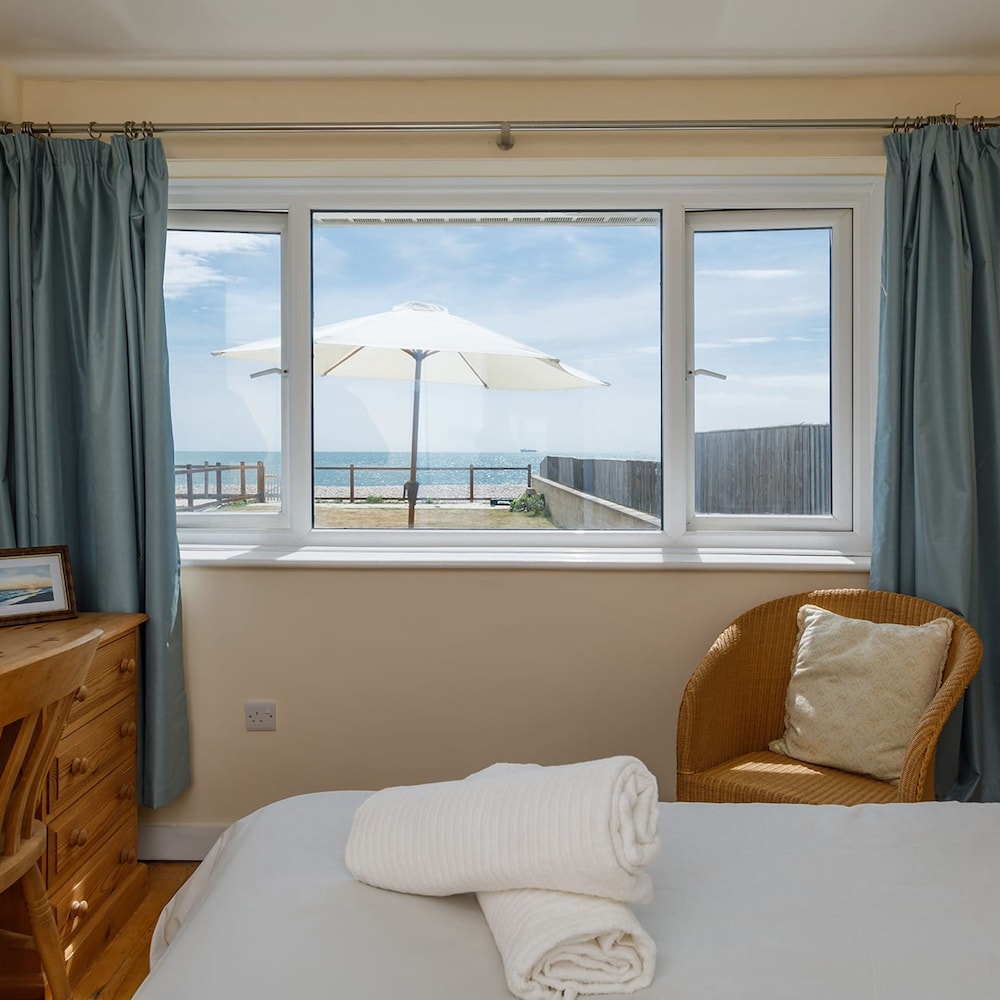 Sunny seafront chalet sleeps 6 — 4-Star Luxury Hotel in Chichester, United Kingdom