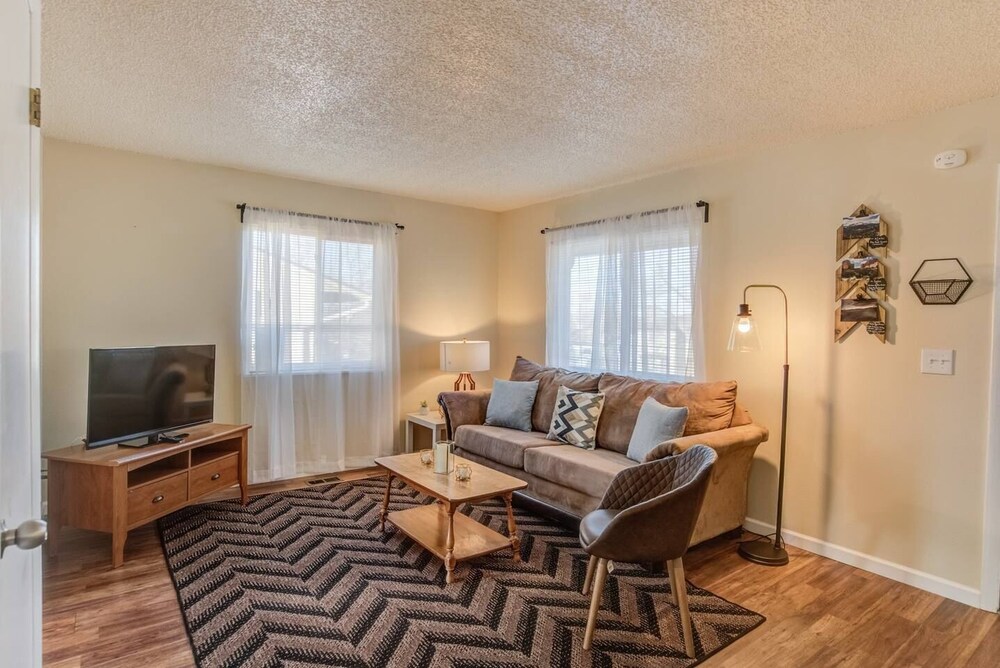 2BR Aptmt Parks Private Deck Mountain Views - photo 15