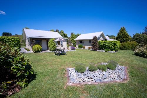 Blue Thistle Cottages — 4-Star Luxury Hotel in Te Anau, New Zealand