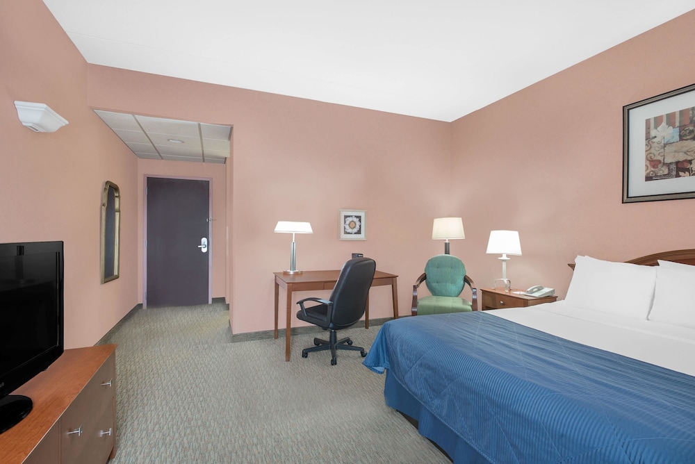 Howard Johnson by Wyndham Amherst Hadley - photo 4