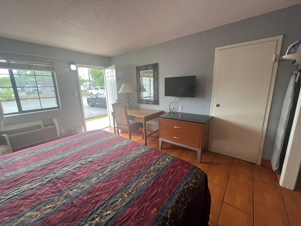 La Posada Inn By OYO Brownsville - photo 28