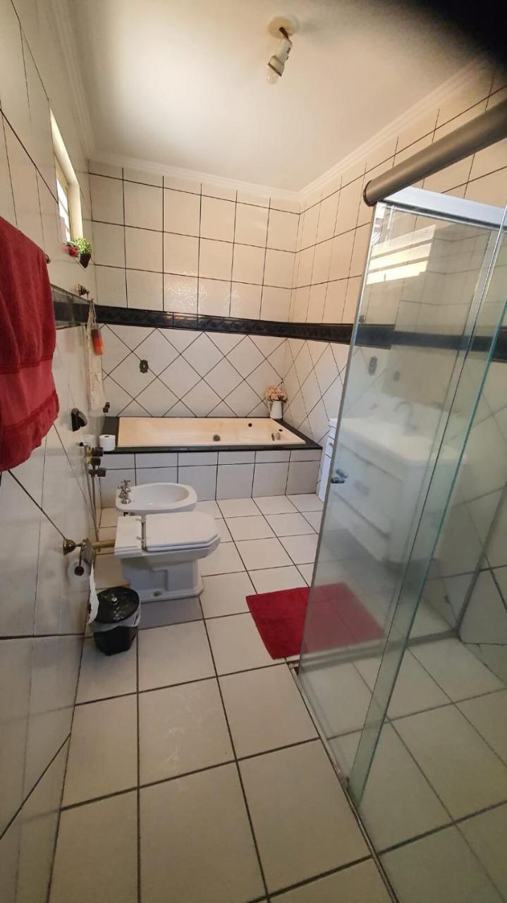 Casa 3 Suites C Ar Garagem Coberta Wi Fi Prox Prefeitura Aracatuba Shopping Ate 10 Pessoas — 4-Star Luxury Hotel in Aracatuba, Brasil