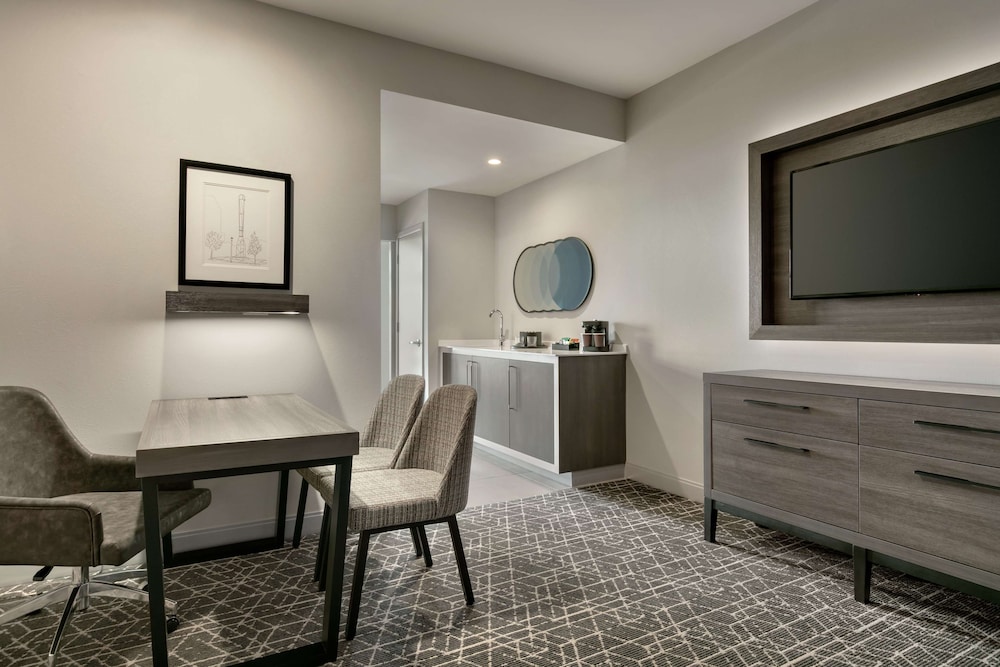 Embassy Suites by Hilton Atlanta Midtown - photo 17