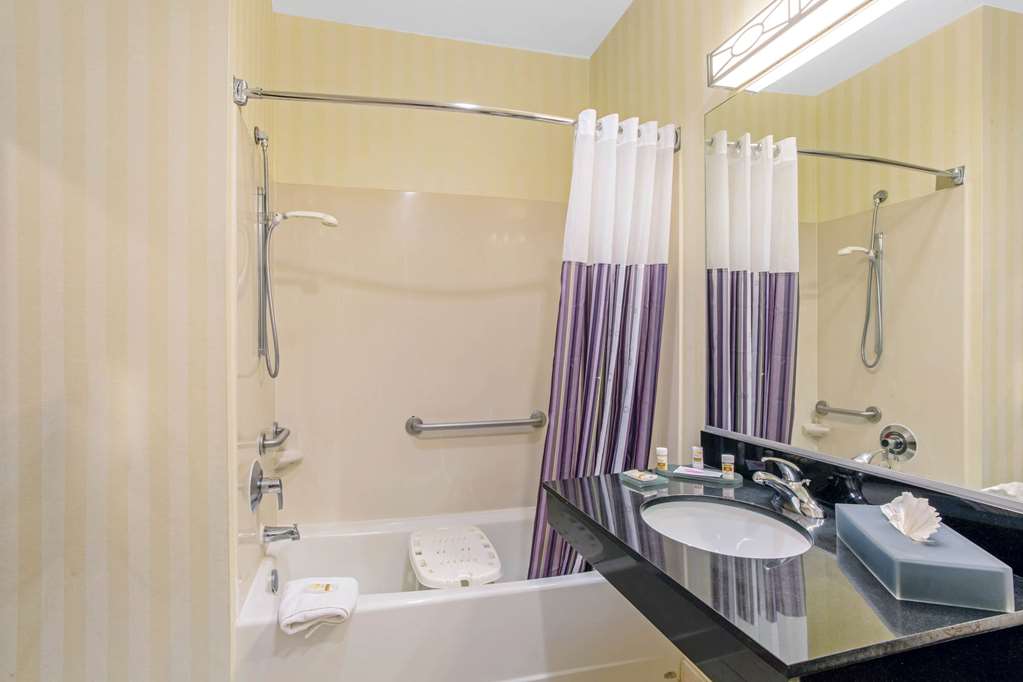 La Quinta Inn & Suites by Wyndham Manassas Battlefield - photo 20