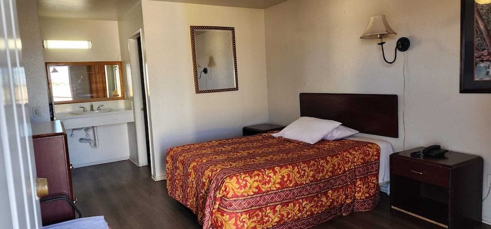 Economy Inn Victorville - photo 11