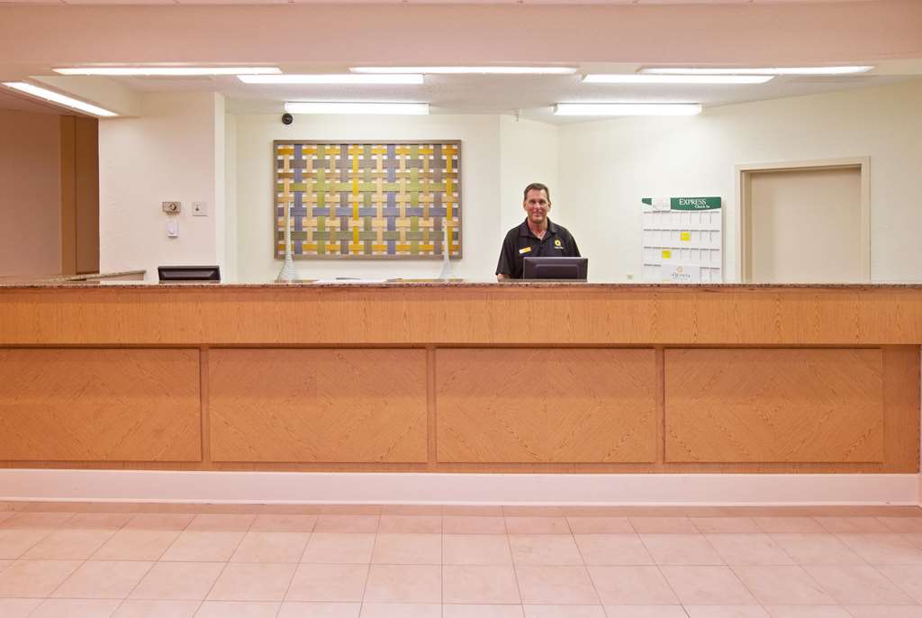La Quinta Inn & Suites by Wyndham Nashville Airport Opryland - photo 6