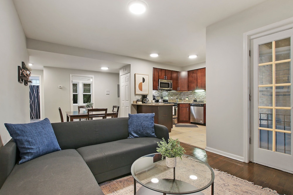 Modern & Furnished 2BR Apt with In unit Laundry Sunnyside 2E — 4-Star Luxury Hotel in Chicago, United States