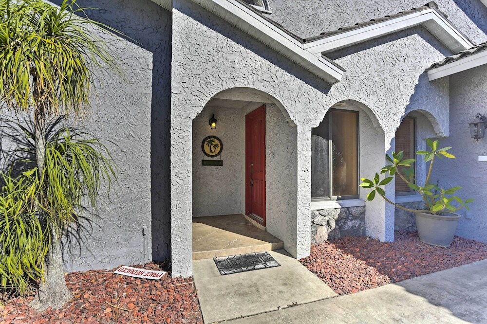 Private Dock Canalfront Home in Cape Coral — 4-Star Luxury Hotel in Cape Coral, United States