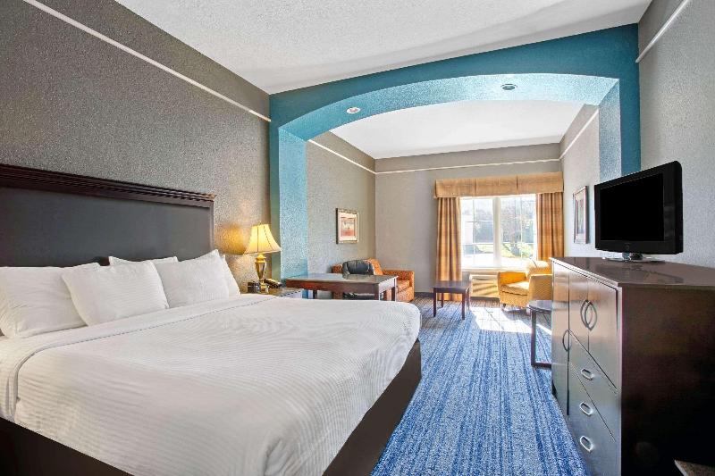 La Quinta Inn & Suites by Wyndham Mobile Tillman's Corner - photo 32