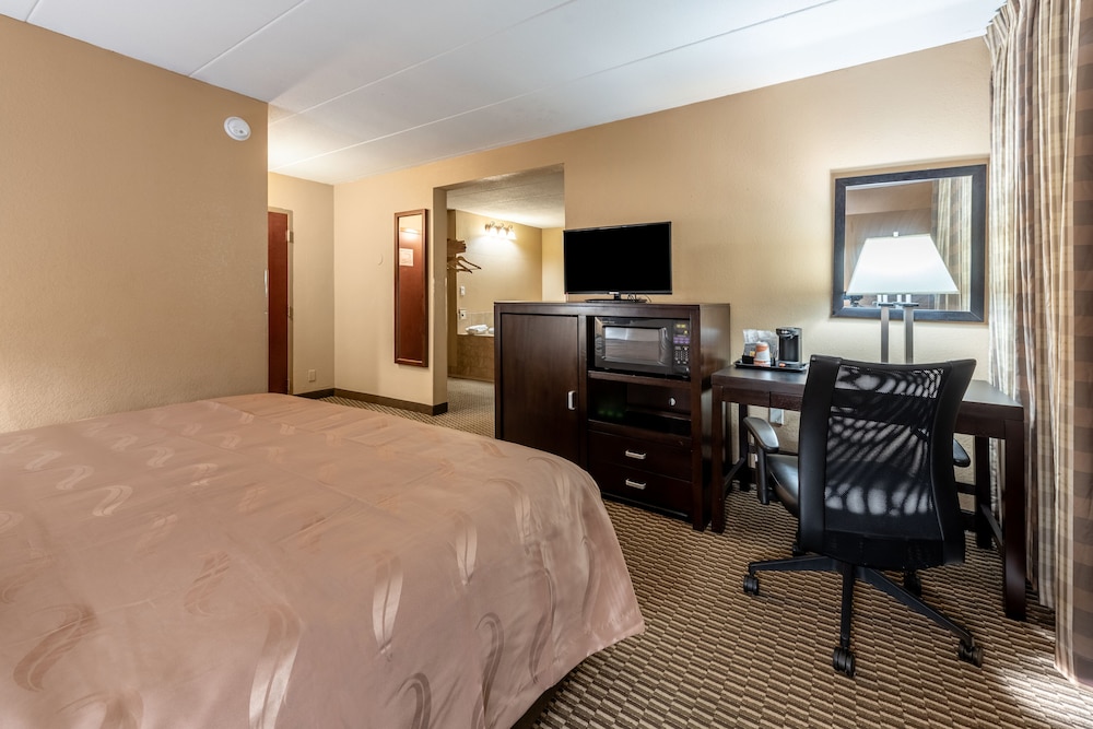 Quality Inn & Suites Cincinnati Uptown Norwood - photo 15