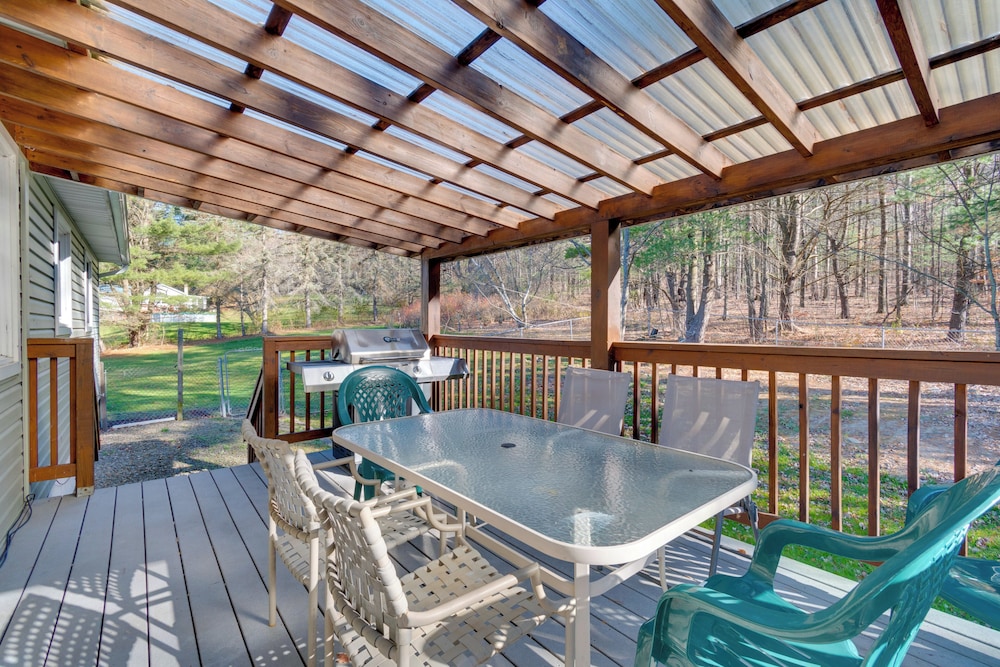 Peaceful Horseheads Hideaway with Deck and Yard — hotel in Horseheads