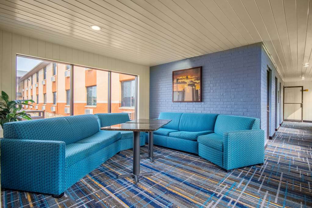 Days Inn & Suites by Wyndham Waterloo - photo 7