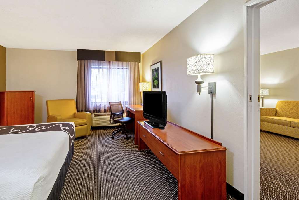La Quinta Inn & Suites by Wyndham Harrisburg Airport Hershey - photo 21