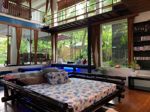 Griya Oma Nining Large House with Swimming Pool — 4-Star Luxury Hotel in Yogyakarta, Indonesia