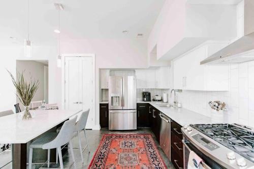 Modern Luxury Rooftop Deck 3 mi to Downtown — 4-Star Luxury Hotel in Nashville, United States