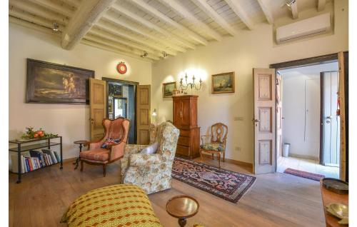 4 Bedroom Cozy Apartment In Mantova — 4-Star Luxury Hotel in Mantova, Italy