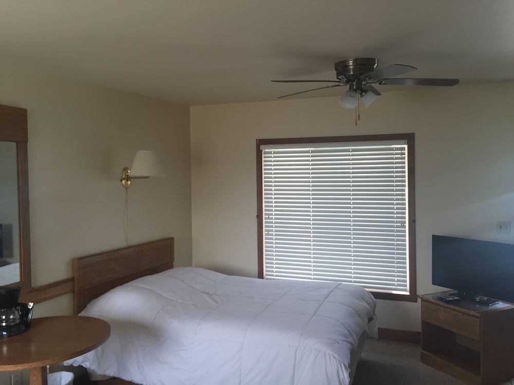 Waters Edge Motel - photo 15