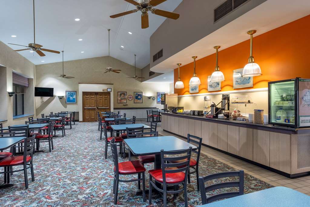 Howard Johnson Hotel & Conference Center by Wyndham Salem - photo 24