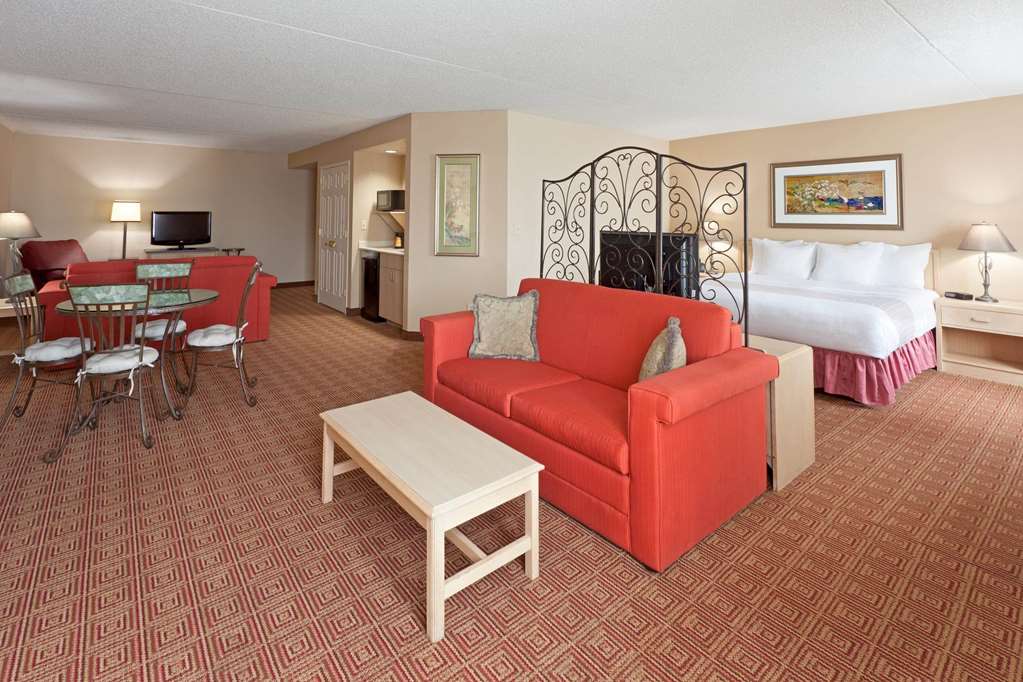 La Quinta Inn & Suites by Wyndham Garden City - photo 40