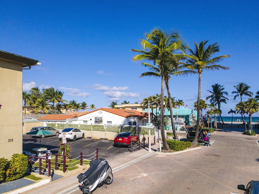 Tropic Isle Hotel and Apartment - photo 38