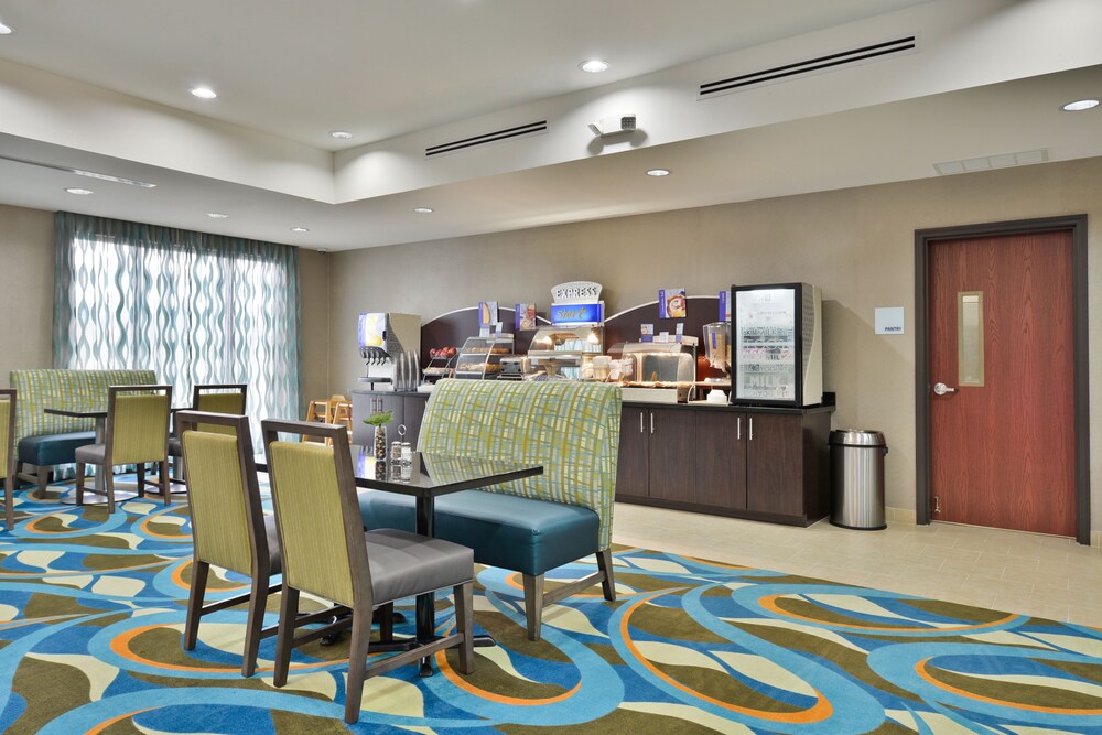 Holiday Inn Express & Suites Forrest City by IHG - photo 18