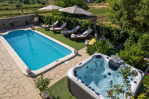 Villa Ivona with swimming pool and jacuzzi — 4-Star Luxury Hotel in Ston, Croatia