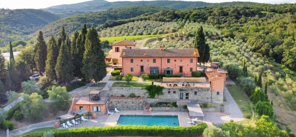 Agriturismo Cantagallo — 4-Star Luxury Hotel in Capraia E Limite, Italy