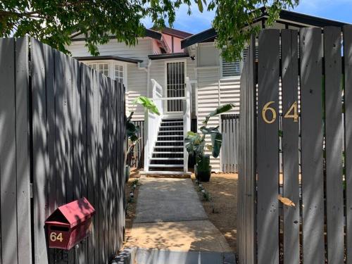 Charming 1920’s 4Br freestanding Plantation Qldr. in Brisbane, Australia