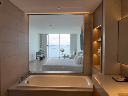 À La Carte Ha Long sea view high floor — 4-Star Luxury Hotel in Ha Long, Vietnam