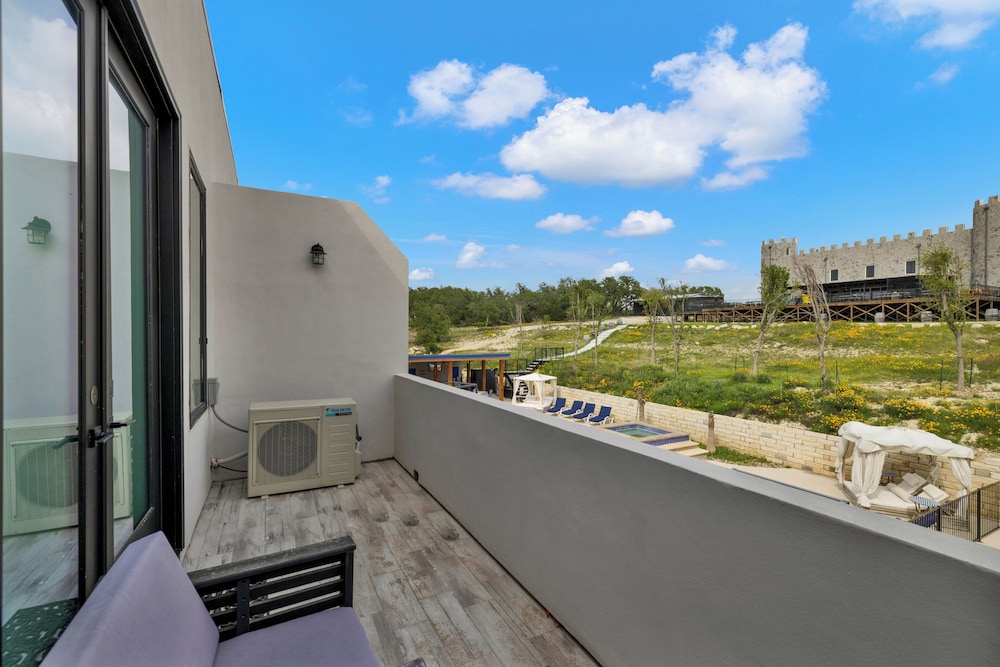 The Bentley Hotel Elvis Room Pool View - photo 28