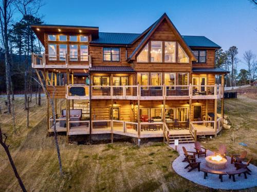 Treetop Treasure - carbon neutral hotel in Sevierville