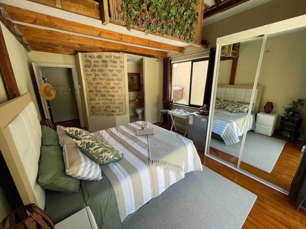 Room living In Mountain Views Camps Bay