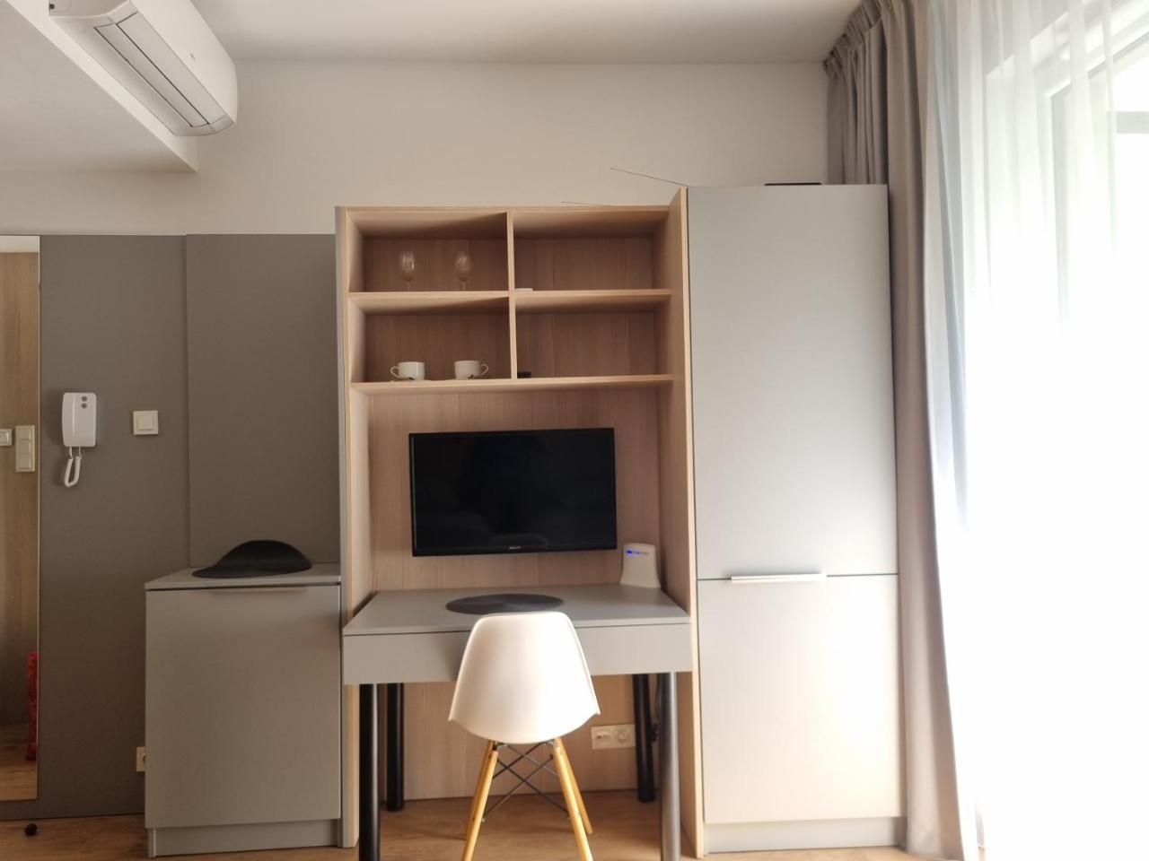 Aparthotel in Warsaw very close to the city center free underground parking WiFi air conditioning balcony in Warsaw, Poland