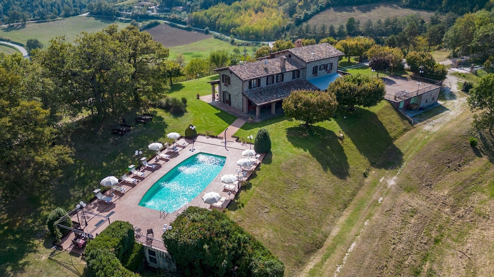 Tenuta Montiepoli 12 3 Emma Villas — 4-Star Luxury Hotel in Valfabbrica, Italy