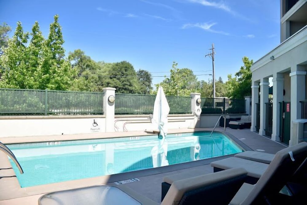 Holiday Inn Express Windsor Sonoma Wine Country by IHG - photo 18