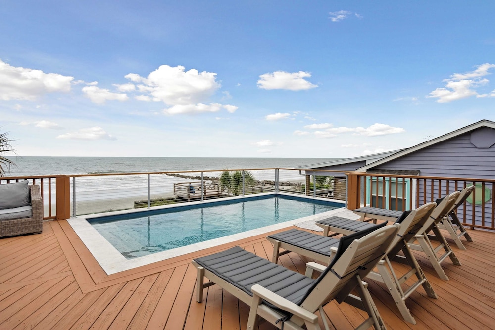 Oceanfront w Pool Panoramic Deck Views 5bdr Folly Ocean Breeze by Avantstay in Folly Beach, United States