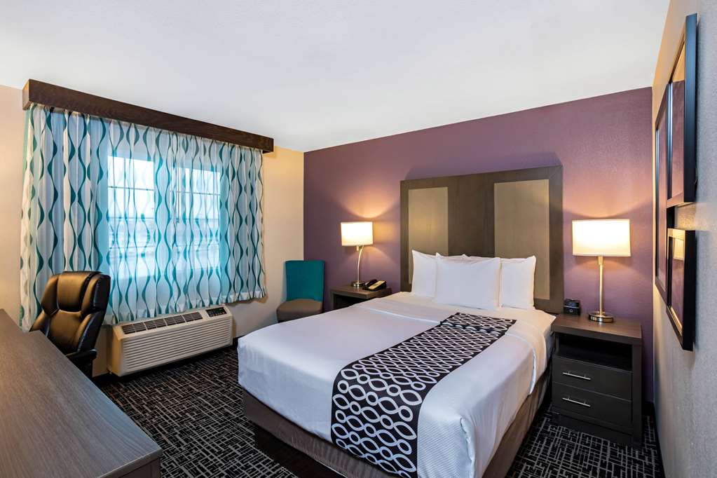 La Quinta Inn & Suites by Wyndham Las Vegas Nellis - photo 9