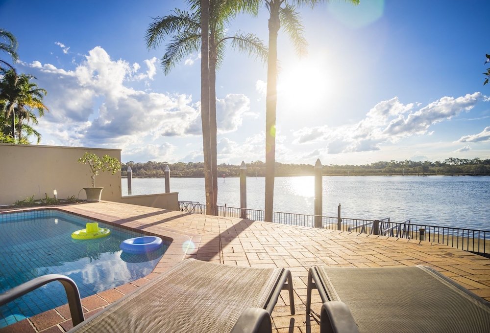 Castaway At The Greens — 4-Star Luxury Hotel in Hope Island, Australia