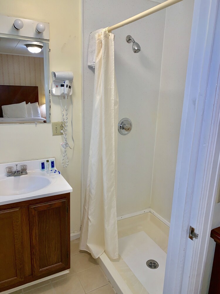 American Inn Lee - photo 14